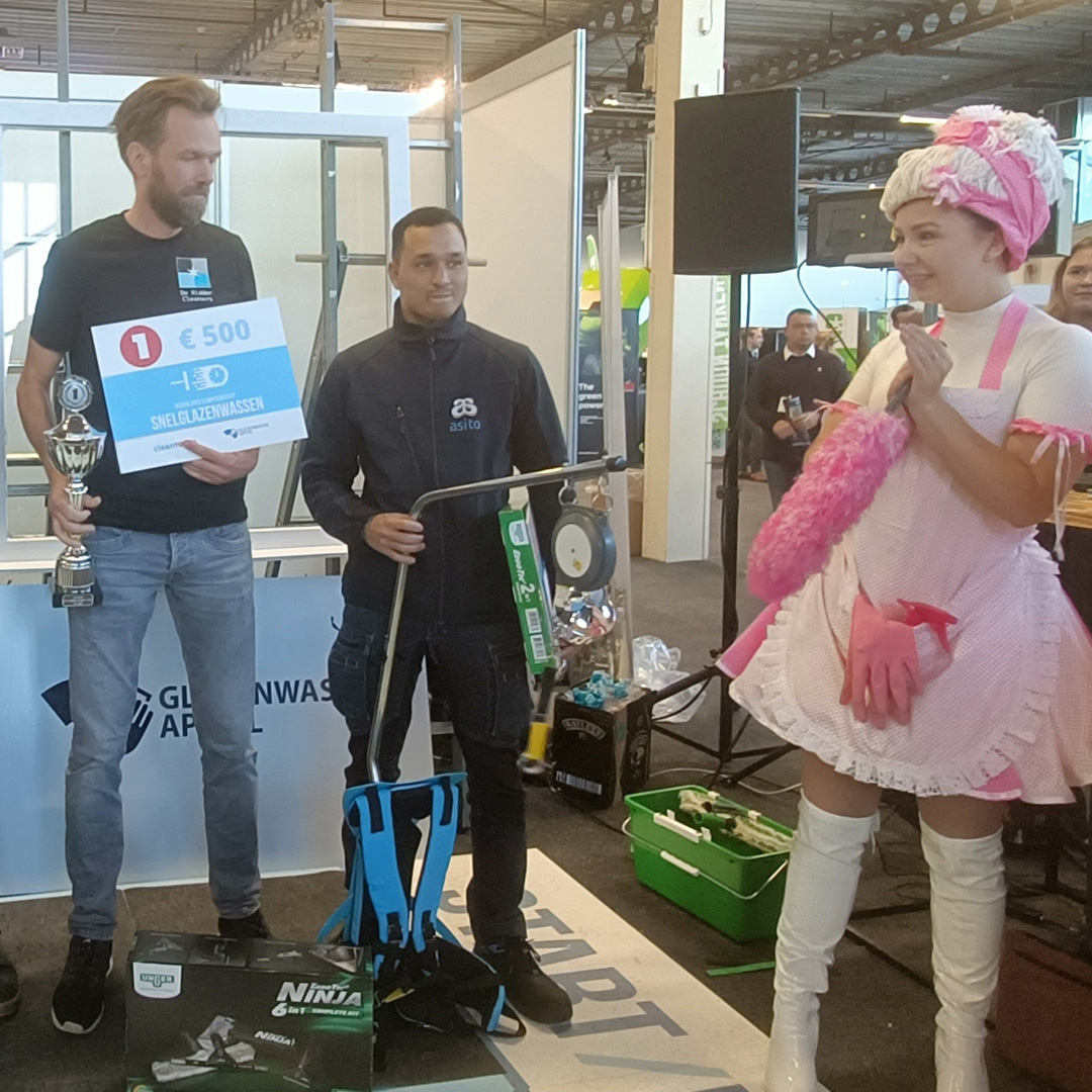 Fred de Ridder (44), werkzaam bij De Ridder Cleaners voor de tweede keer nummer 1 bij het Snelglazenwassen