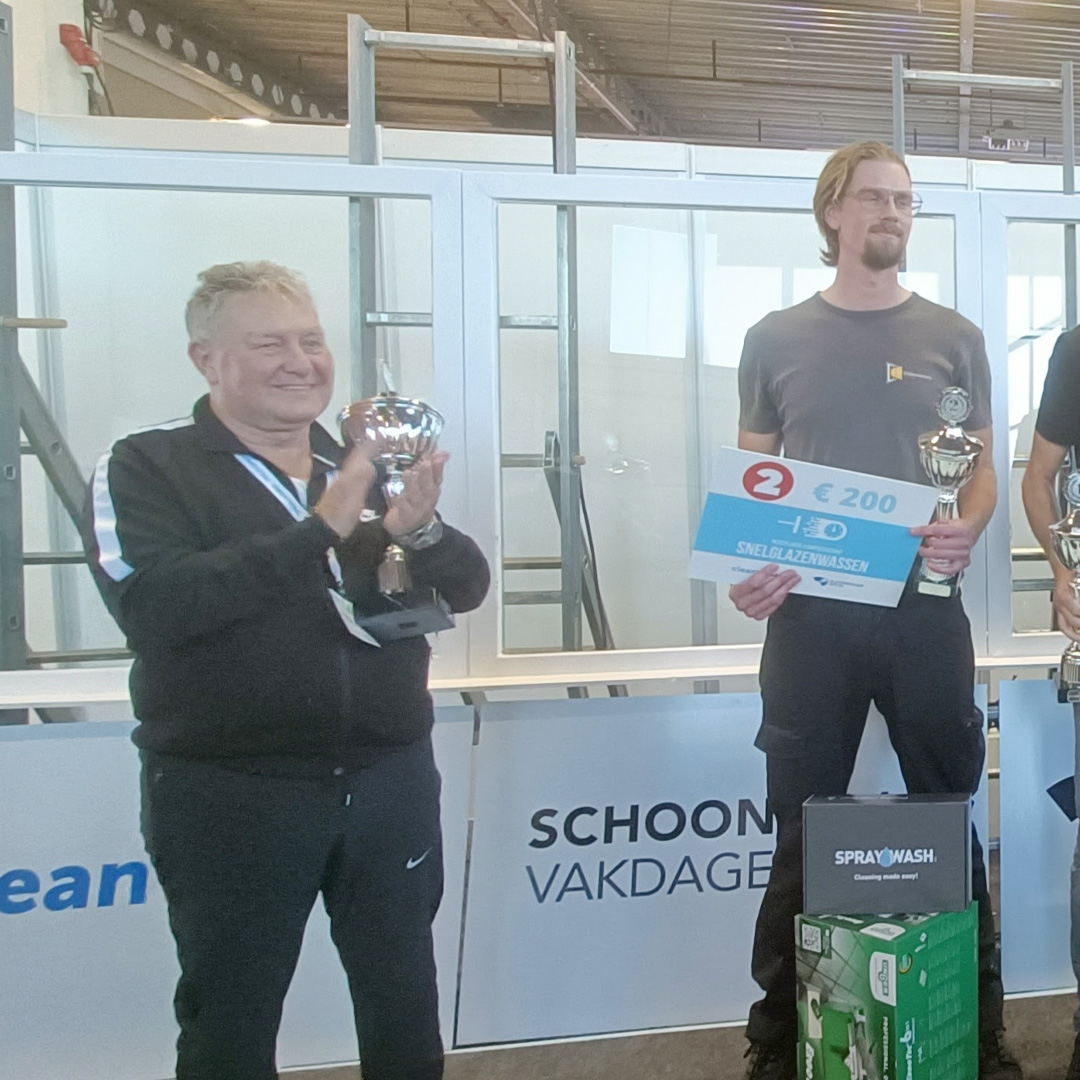 Niklaas Larkens werkzaam bij glazenwasserij Van Elten Nederlands Kampioen Glazenwassen en nummer 2 bij Snelglazenwassen