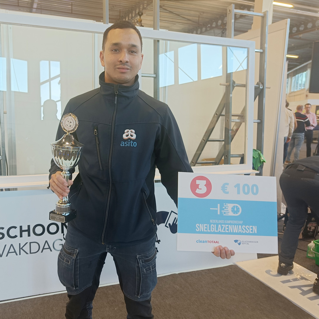 Victor van Lint werkzaam bij Asito nummer 3 bij NK Snelglazenwassen